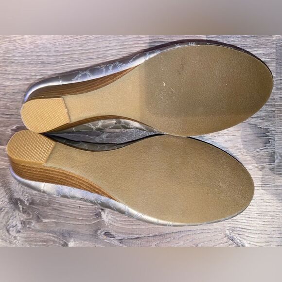 Studio Works round toe slip on shoes metallic silver, 2” stacked heel size 8.5 - Picture 6 of 10